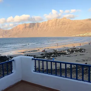 https://playa-de-caleta-de-famara.in-canary-islands.com